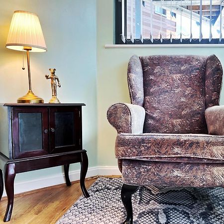 Retro Seaside Apt With Patio Apartment Swansea Bagian luar foto