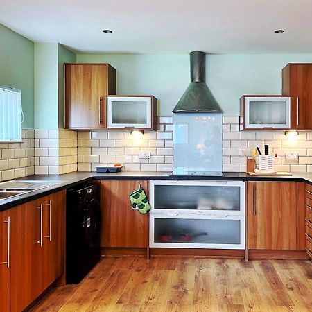Retro Seaside Apt With Patio Apartment Swansea Bagian luar foto