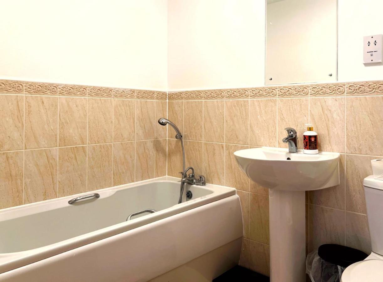 Retro Seaside Apt With Patio Apartment Swansea Bagian luar foto