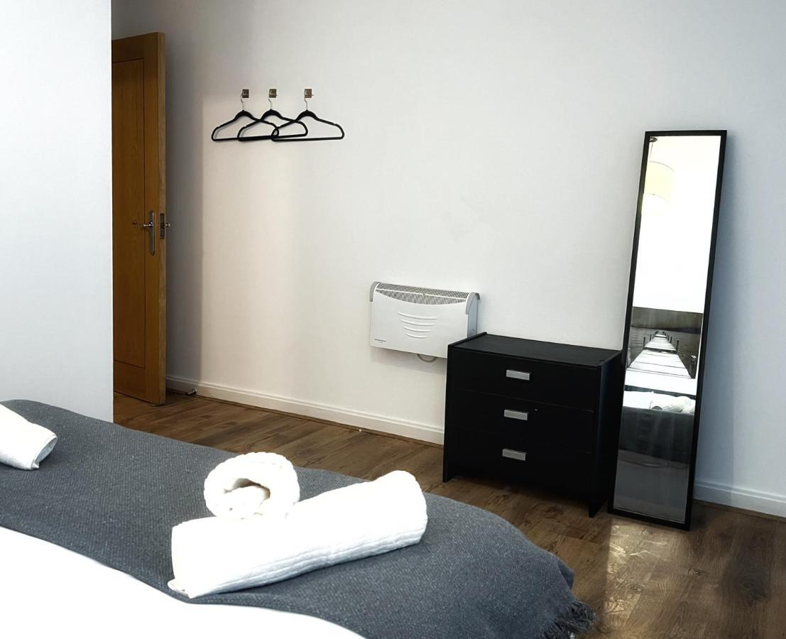 Retro Seaside Apt With Patio Apartment Swansea Bagian luar foto