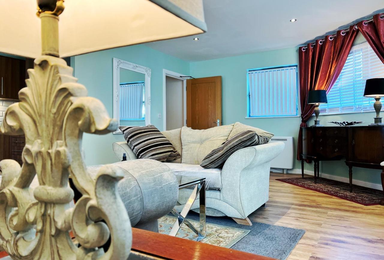 Retro Seaside Apt With Patio Apartment Swansea Bagian luar foto