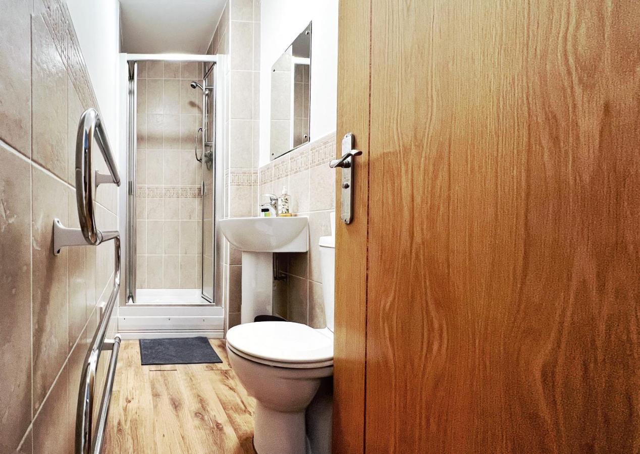Retro Seaside Apt With Patio Apartment Swansea Bagian luar foto