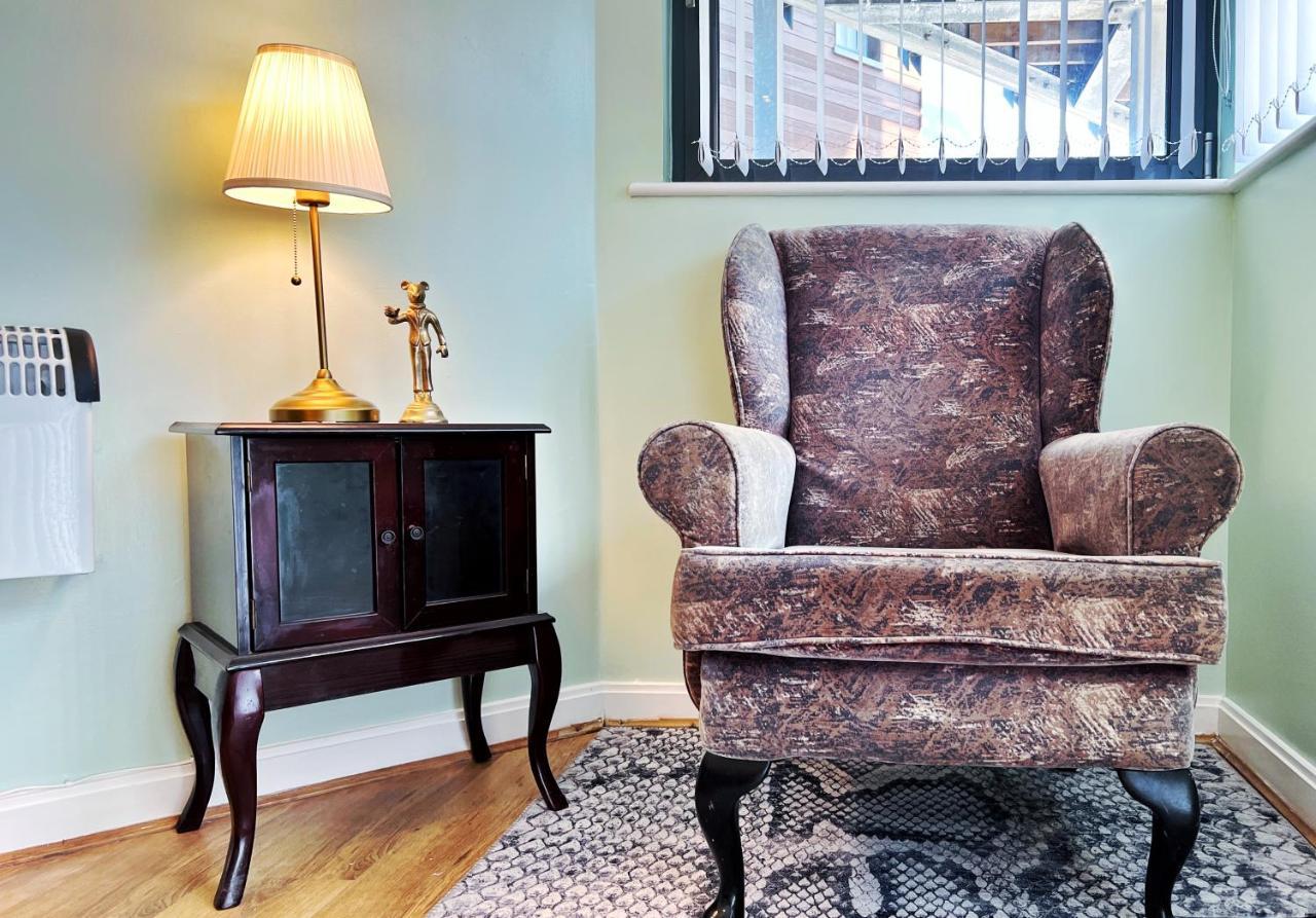 Retro Seaside Apt With Patio Apartment Swansea Bagian luar foto
