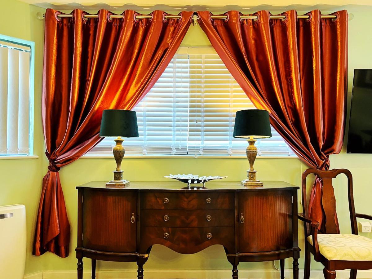 Retro Seaside Apt With Patio Apartment Swansea Bagian luar foto