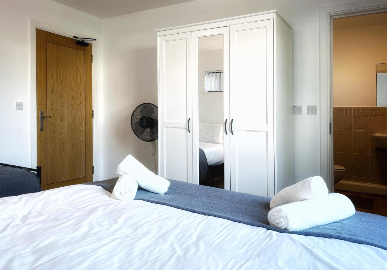 Retro Seaside Apt With Patio Apartment Swansea Bagian luar foto