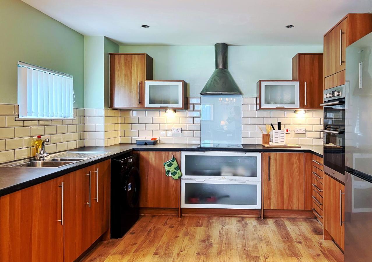 Retro Seaside Apt With Patio Apartment Swansea Bagian luar foto