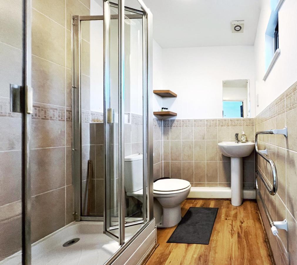 Retro Seaside Apt With Patio Apartment Swansea Bagian luar foto