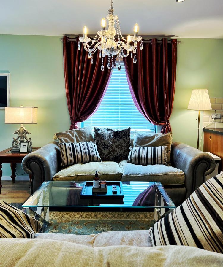 Retro Seaside Apt With Patio Apartment Swansea Bagian luar foto