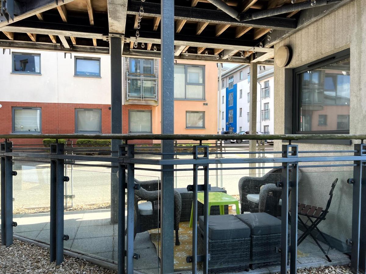 Retro Seaside Apt With Patio Apartment Swansea Bagian luar foto